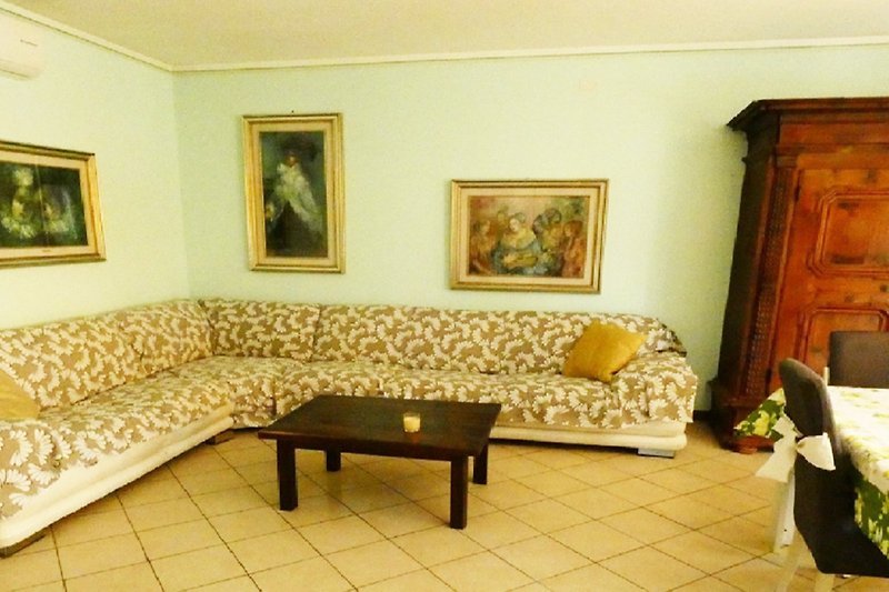 Wohnzimmer mit gemütlicher Einrichtung und Pflanzen. Entspannte Atmosphäre! ?️