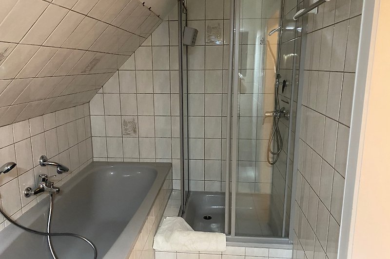 Badezimmer mit Dusche und Badewanne 