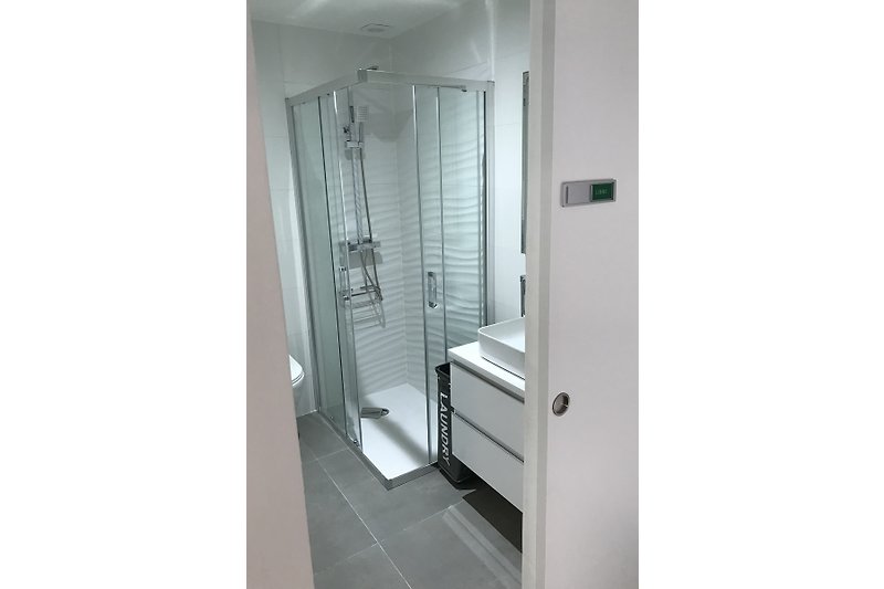 Komplett modernisiertes Duschbad im ersten Stock