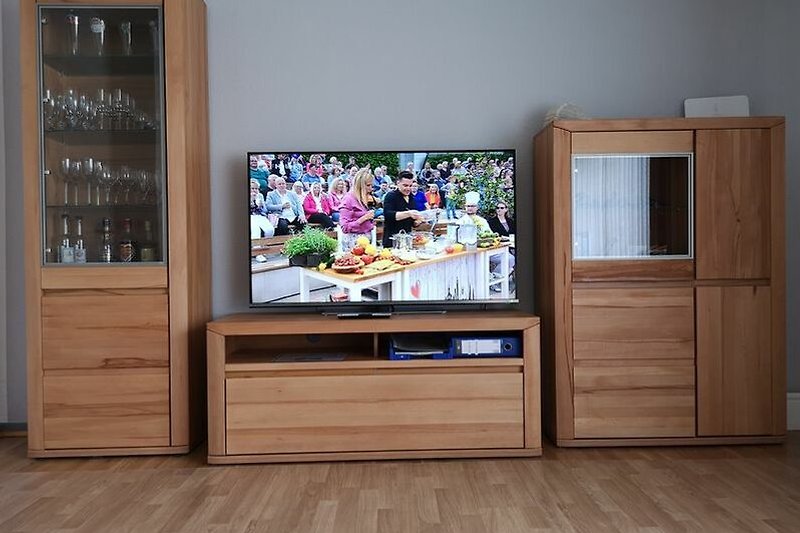 Schrankwand im Wohnzimmer mit großem Flachbild TV