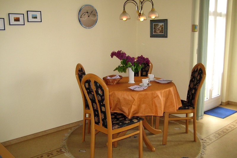 Gemütliche Essecke mit ausziehbarem Tisch