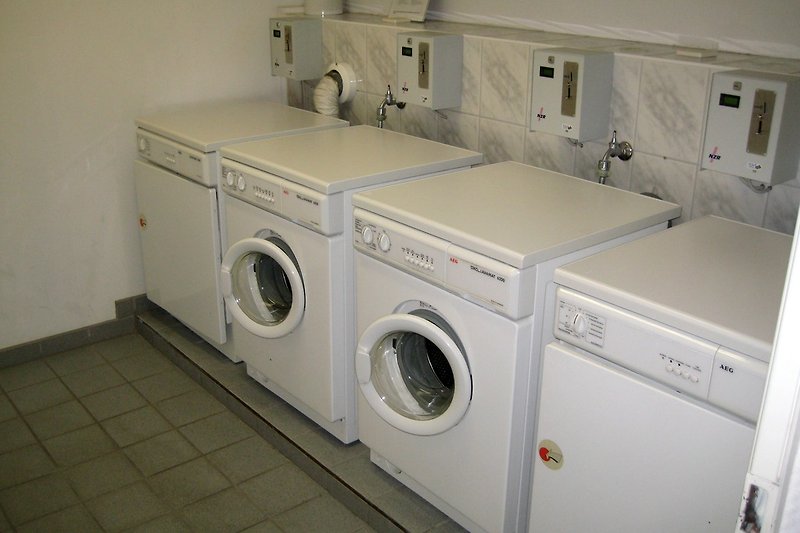 Waschmaschinen und -trockner im Haus