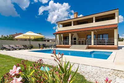 Charming villa with heated pool
