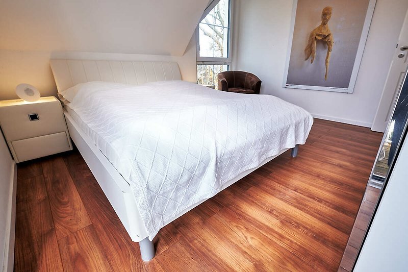 Teil verdunkelbares Schlafzimmer im OG mit Doppelbett (160x200cm), Balkonzugang, Schrank und Mückenschutz