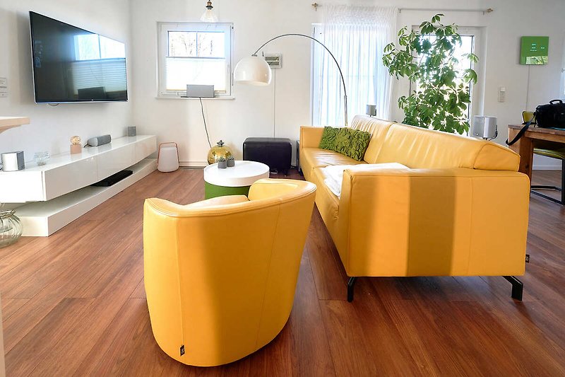 Luftiges Wohnzimmer mit bequemer 3er Couch, Sessel, Streaming TV Services (Netflix, Prime) und Nintedo Switch Konsole