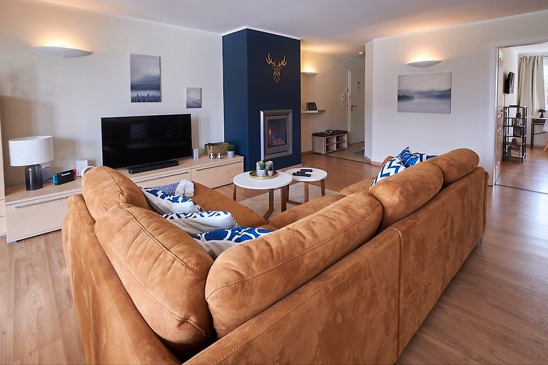 Helles Wohn-Esszimmer mit ausklappbarer XXL Couch zum Doppel-Boxspringbett, Gaskamin, Streaming TV und Nintendo Switch