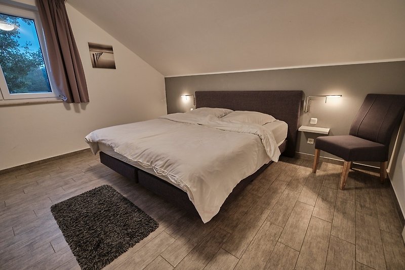 Schlafzimmer 2 (OG) mit Kingsize Doppelbett, Schrank und Full-HD TV
