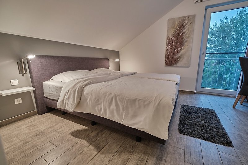 Schlafzimmer 1 (OG) mit Kingsize Doppel Bett, Schrank und Full HD TV