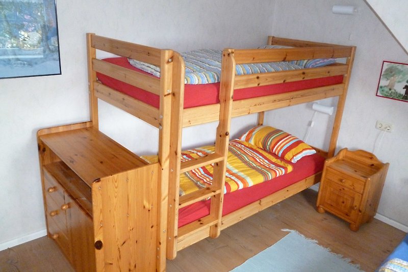 Dreibett-Zimmer mit Doppelstockbett und Einzelbett