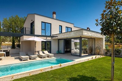 Modern villa Tia I with outdoor pool in Porec