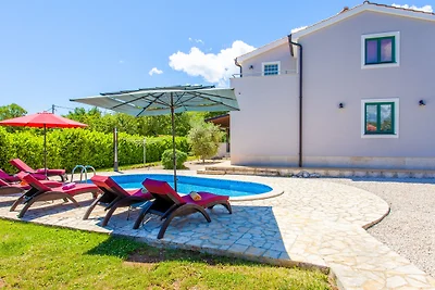 Villa Tara with heated pool by Villas Guide