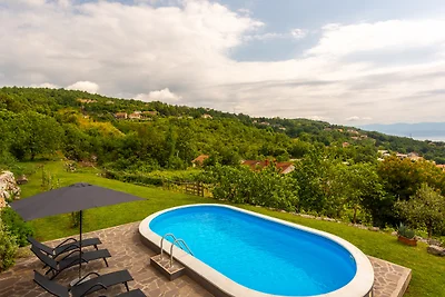 Apartment Daša with pool by Villas Guide