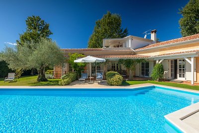 Beautiful Villa Chantilly with pool in...