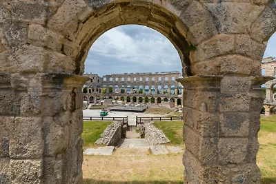 Modern & warm studio near Arena by Villas...