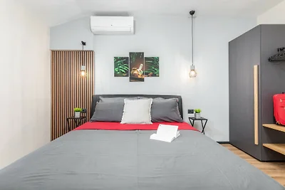 Modern & warm studio near Arena by Villas...