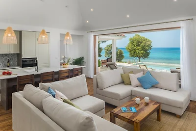 Villa Porto Bus Beachfront by Villas Guide