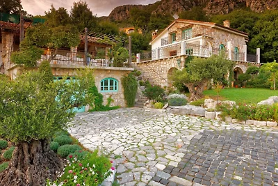 House sound of nature by Villas Guide