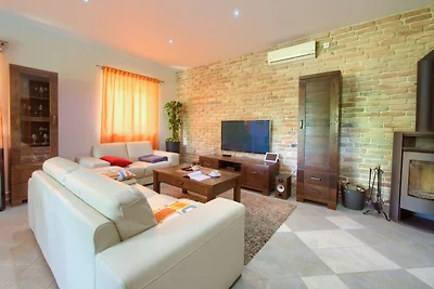 Villa Tara with heated pool by Villas Guide