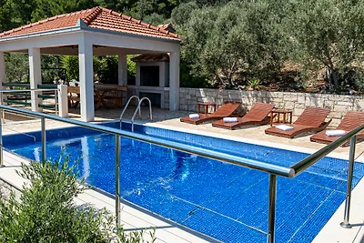 Apartman Mario with pool by Villas Guide