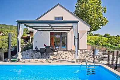 Holiday Home Lipa by Villas Guide