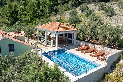 Apartman Mario with pool by Villas Guide
