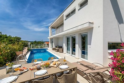 Beautiful Casa Mariposa with pool in Otok Krk