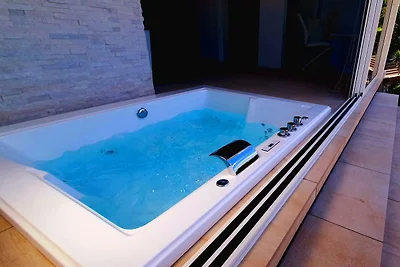 Villa Eduarda pool&whirpool by Villas Guide