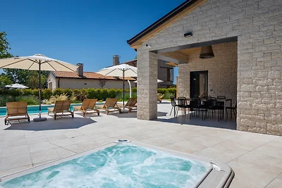 Luxury villa Pedena with pool and jacuzzi in...