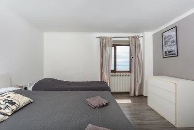 Apartment Daša with pool by Villas Guide