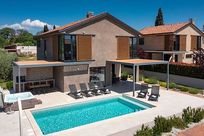 Modern villa Albona with pool and jacuzzi in...