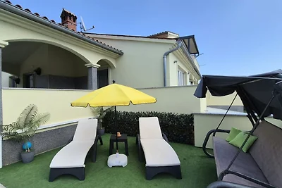 Flora Apartment with pool by Villas Guide