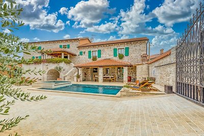 Rustic villa Kata with outdoor pool in Sv.