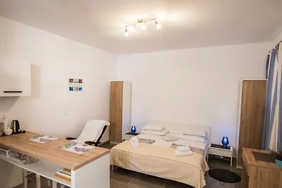 Studio apartment Flora by Villas Guide