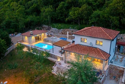 Casa Verde with pool&whirpool by Villas Guide