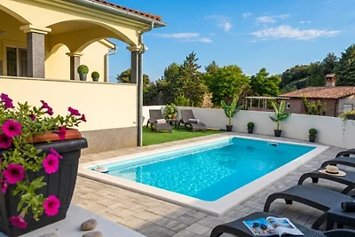 Flora Apartment with pool by Villas Guide