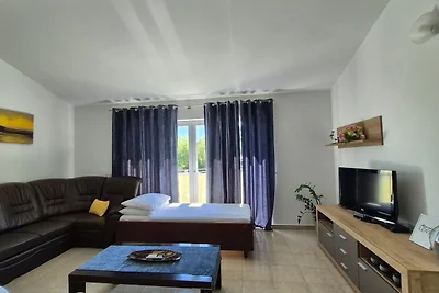 Flora Apartment with pool by Villas Guide