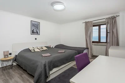 Apartment Daša with pool by Villas Guide