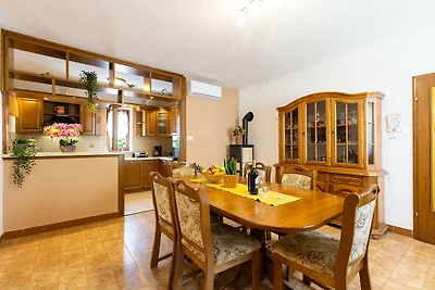 Beautiful Apartment Fratta with garden in Tar