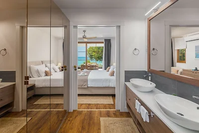 Villa Porto Bus Beachside by Villas Guide