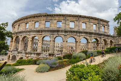 Modern & warm studio near Arena by Villas...