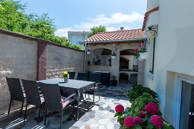 Apartman Lucija 5 by Villas Guide