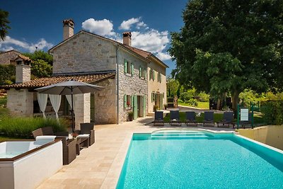 Rustic villa Zvonar with pool in Motovun