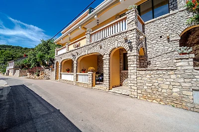 APARTMAN ÐONI 1 by Villas Guide