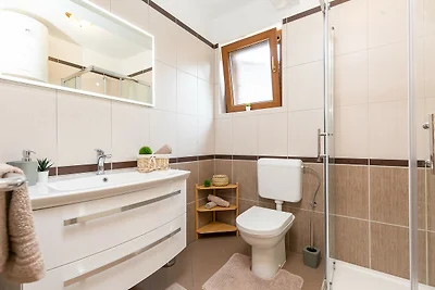 Beautiful Apartment Fratta with garden in Tar