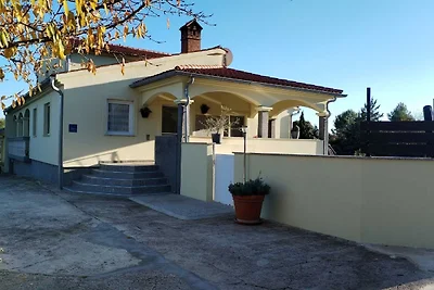 Flora Apartment with pool by Villas Guide