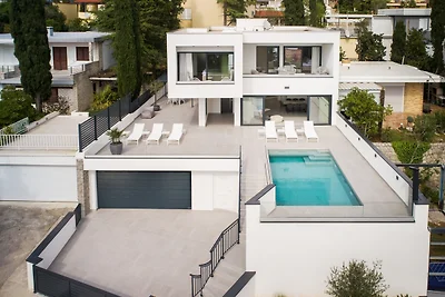 Luxury Holiday Villa with pool by Villas...