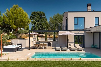 Modern villa Tia I with outdoor pool in Porec