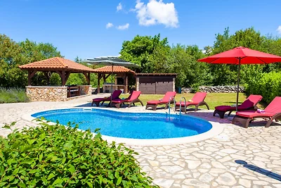 Villa Tara with heated pool by Villas Guide