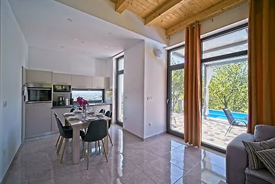 Holiday Home Lipa by Villas Guide