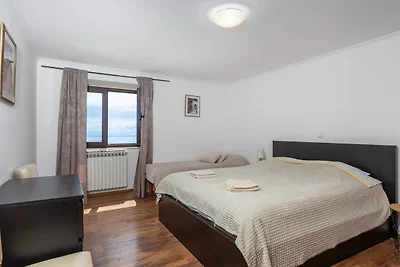 Apartment Daša with pool by Villas Guide